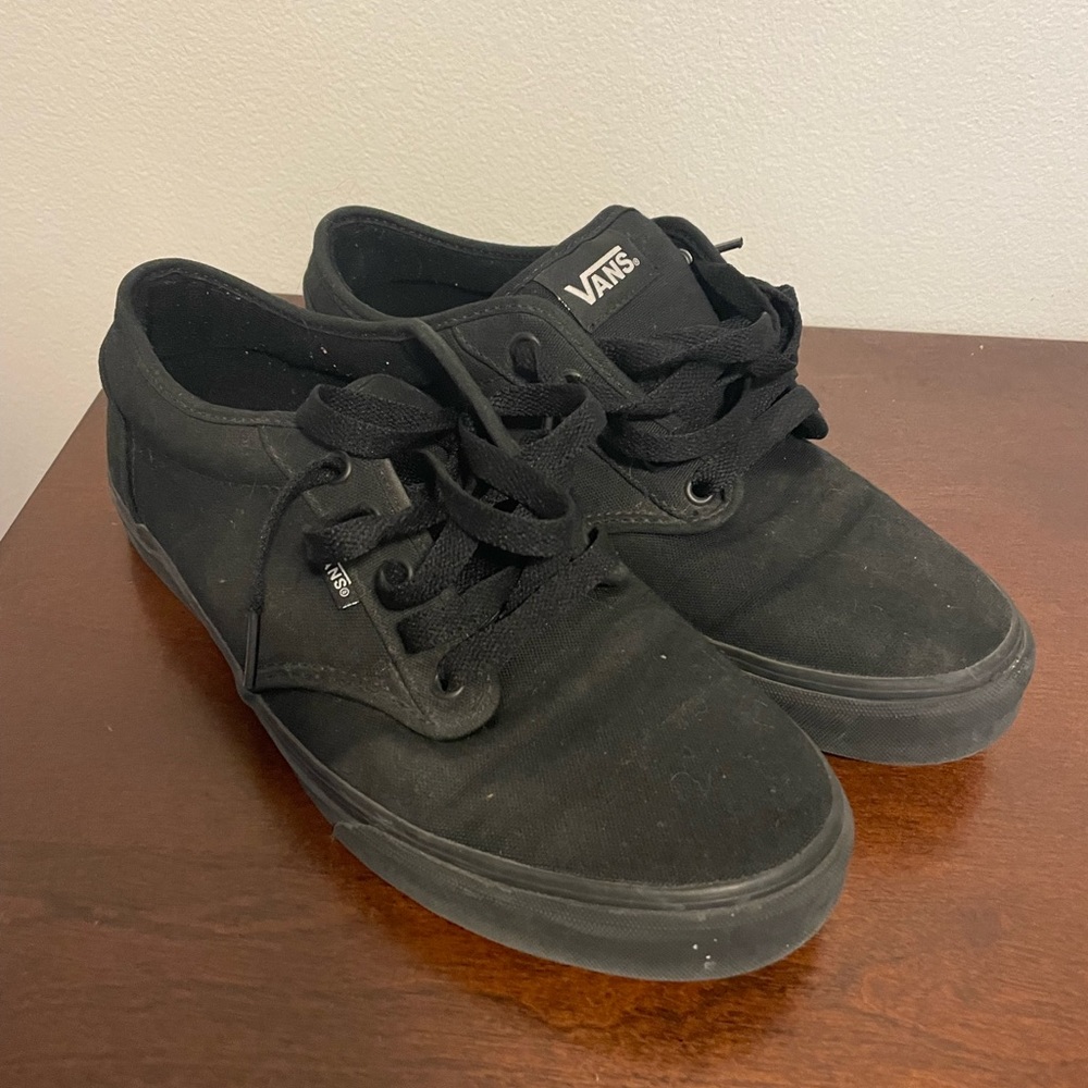 VANS low top classics. Black. Size MENS 10US.